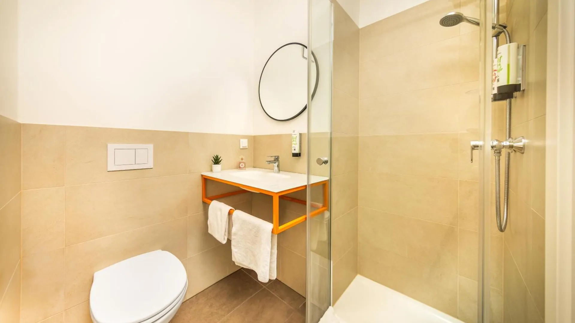 Lyf Schoenbrunn Вена 4*,
